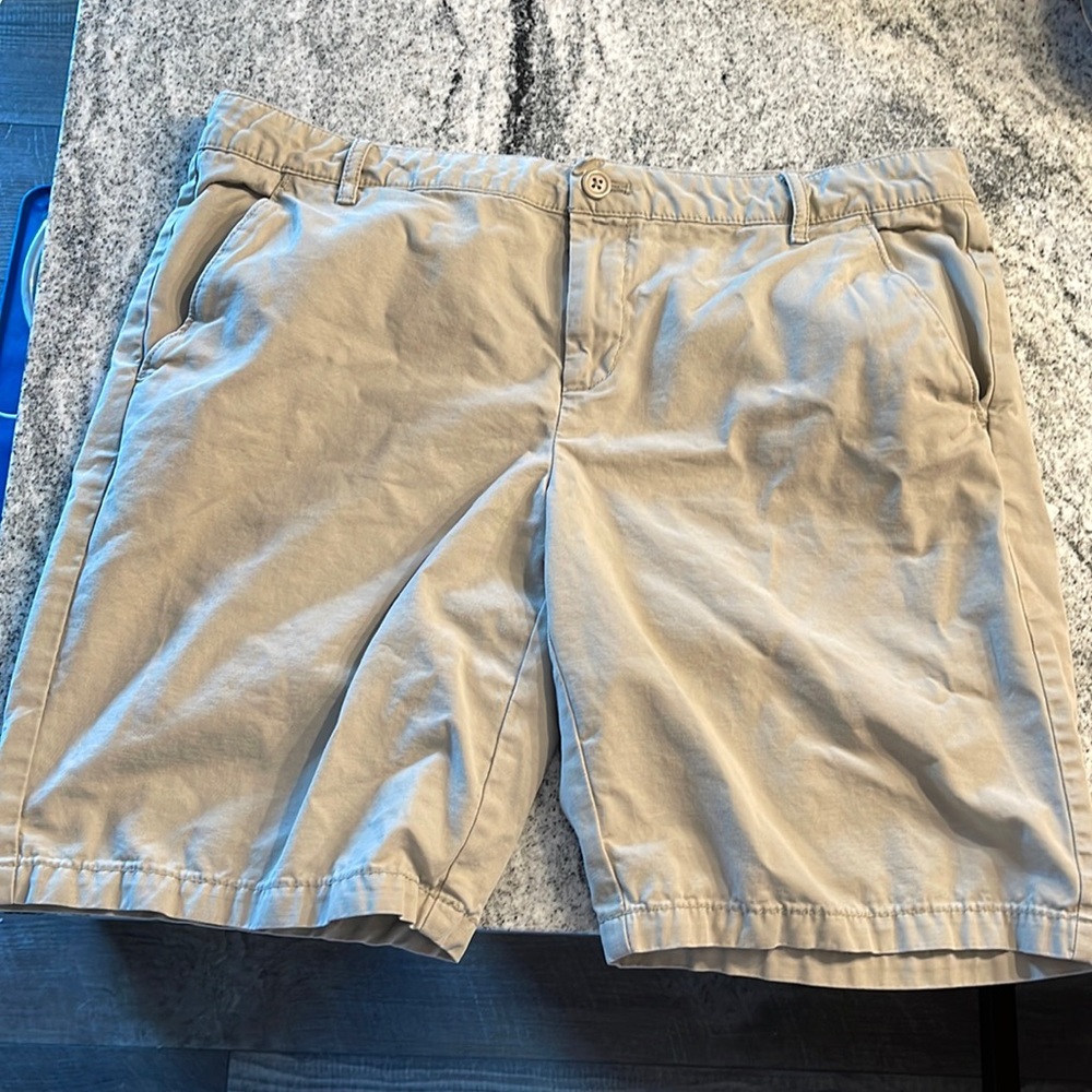 GAP Khaki Short - 9” inseam GUC